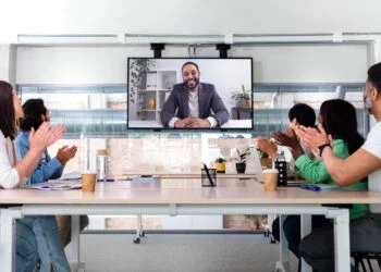 Aula de capacitación SIAGT con profesionales en medio de una sesión interactiva.