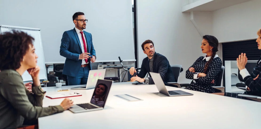 Peritos Valuadores expertos revisando propiedades de alto valor