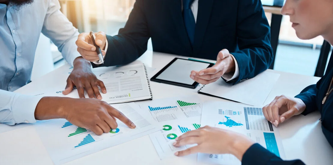Profesionales SIAGT Analizando proyecto en desarrollo, con gráficos de análisis de datos en pantallas