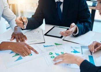 Profesionales SIAGT Analizando proyecto en desarrollo, con gráficos de análisis de datos en pantallas